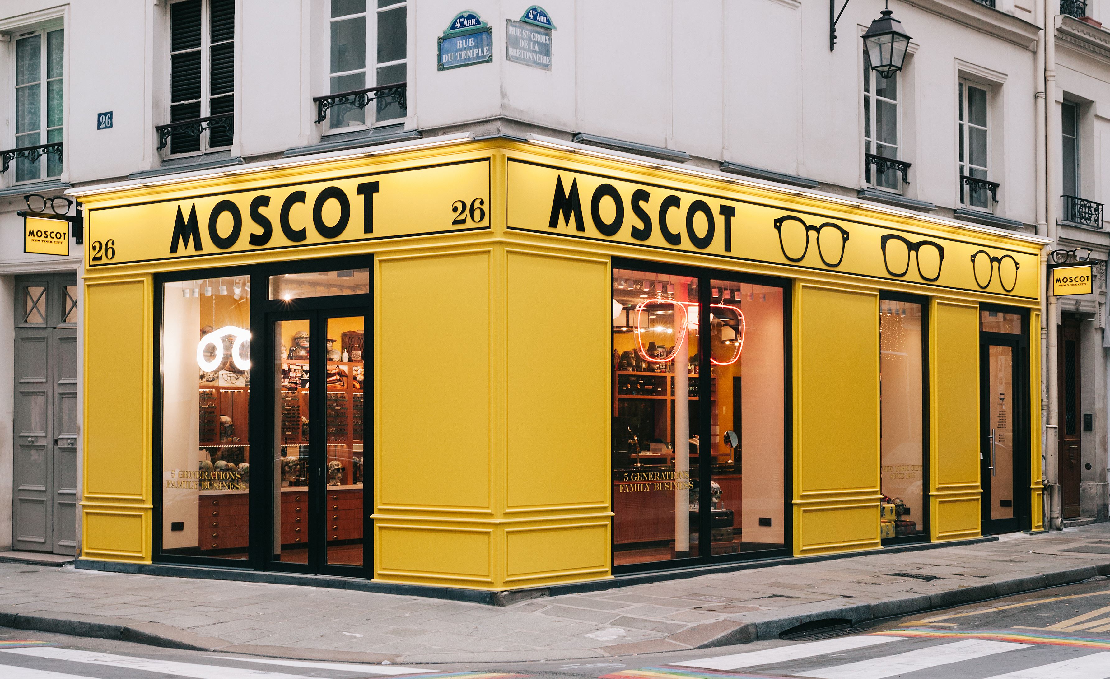MOSCOT, l’iconico brand newyorkese di eyewear apre il suo primo flagship store a Parigi